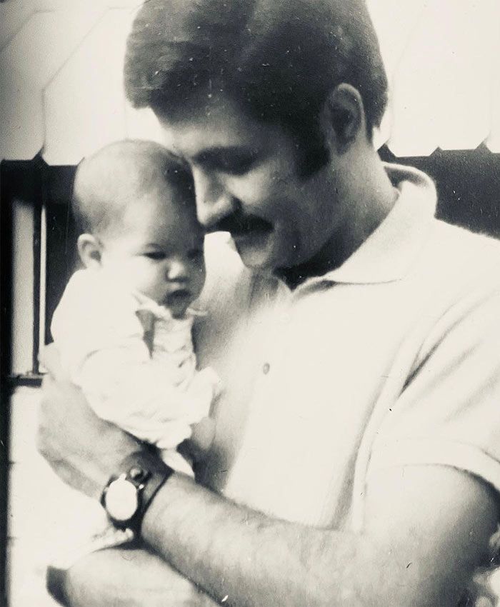 Jennifer Aniston de bebé con su padre 
