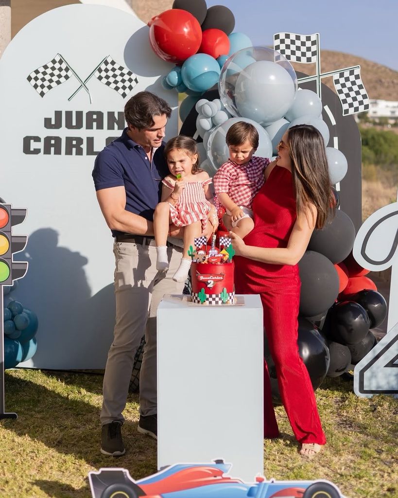 Ximena y Juan Carlos consintieron a su pequeño con una fiesta con temáticas de la cinta animada 'Cars'.