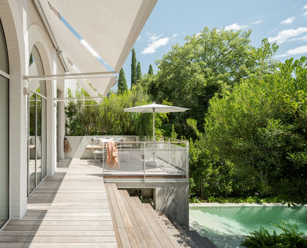 Vista de la terraza y piscina de una vivienda donde el exterior se vive intensamente
