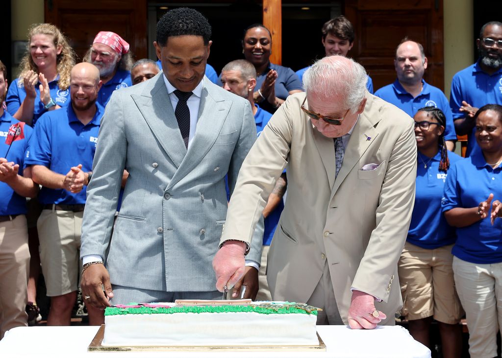 El rey Carlos III celebra el centenario del Museo del Acuario de las Bermudas cortando un pastel conmemorativo