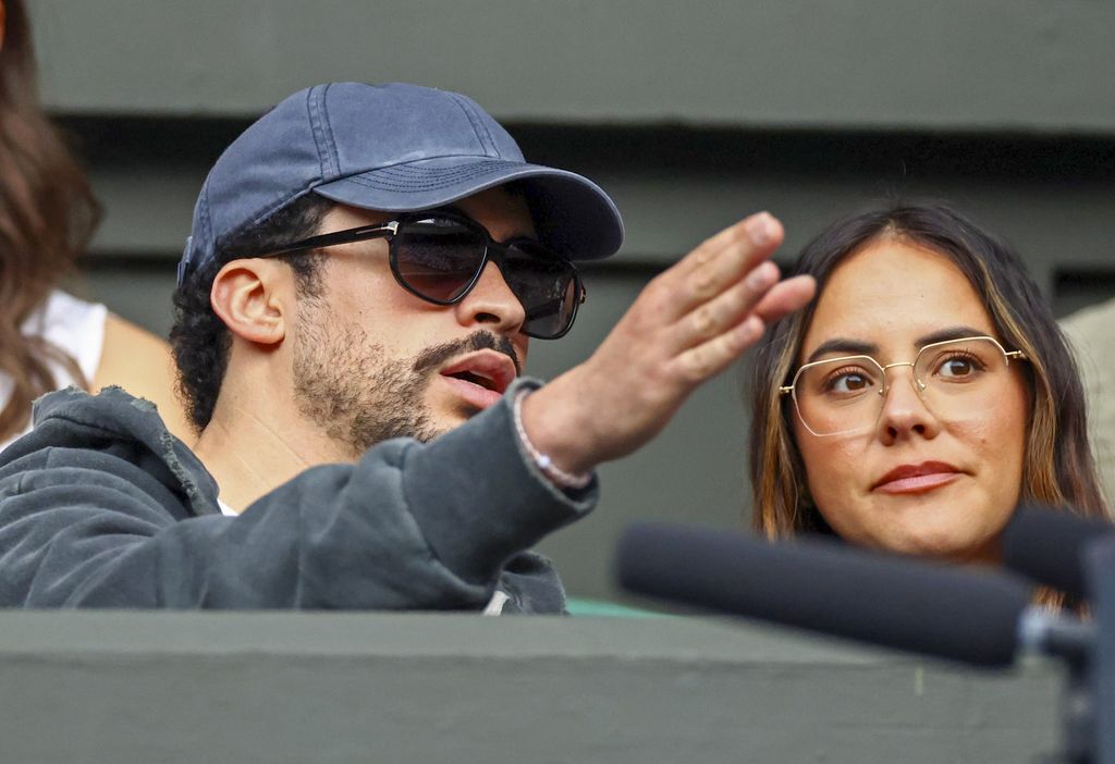 Bad Bunny le explicaba algunas jugadas a Gabriela 