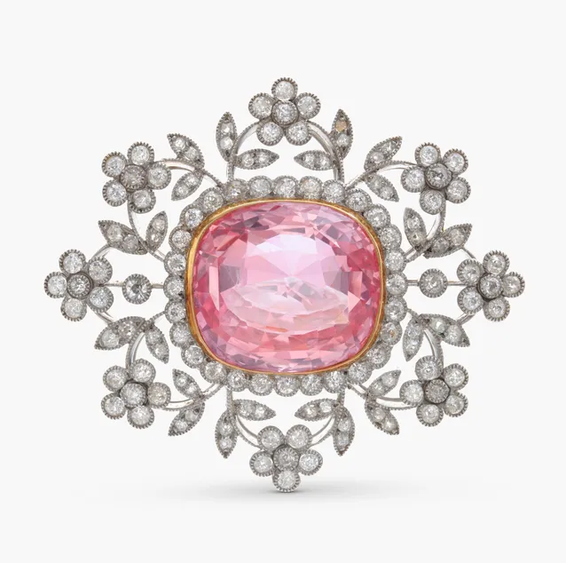 El broche 'Belle Époque' con un excepcional zafiro padparadscha de Ceilán de 23,64 quilates, regalo de bodas a la princesa Birgitta en 1961 y lucido también en el enlace de la princesa Victoria en 2010