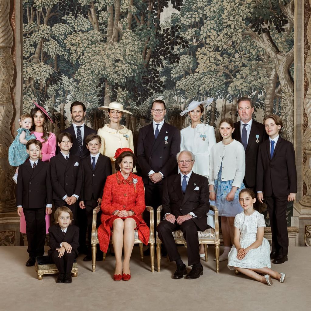Los Reyes de Suecia posan con sus hijos, nietos, yernos y nuera