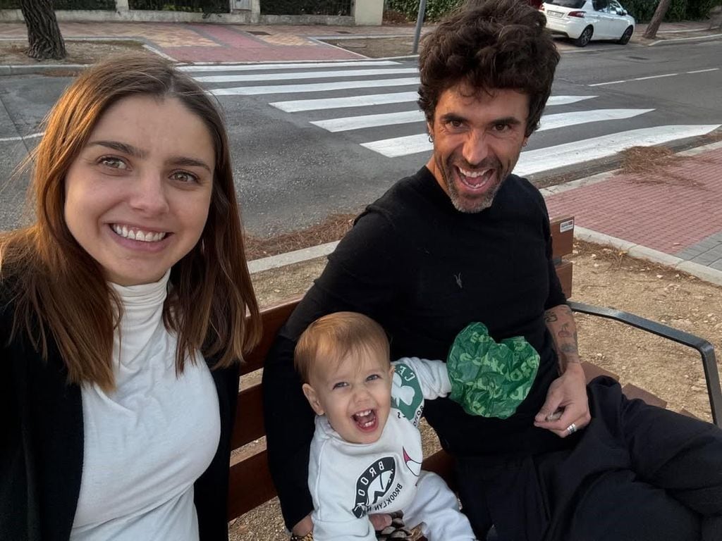La pareja junto a su hijo Milo.