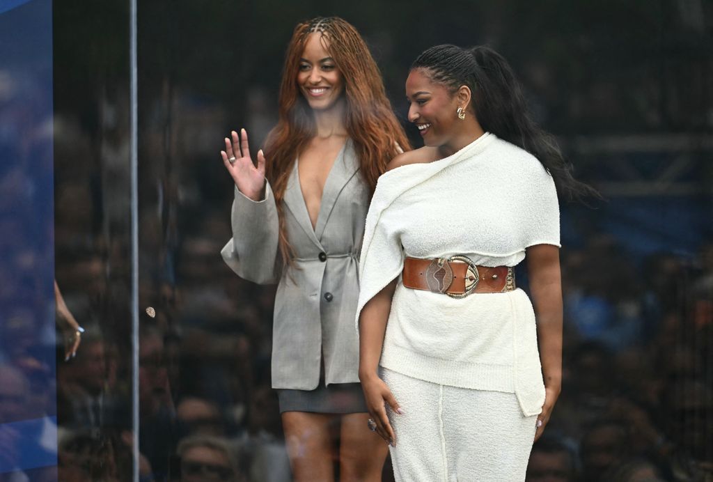 El estilo de las hijas del expresidente Obama es único. Malia optó por blazer oversize y una minifalda, mientras que Sasha optó por un conjunto en color crema con un cinturón que realzo su silueta. 