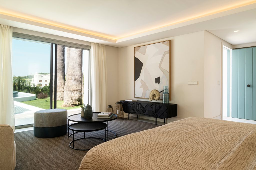 Dormitorio que goza de unas espectaculares vistas al jardín con piscina