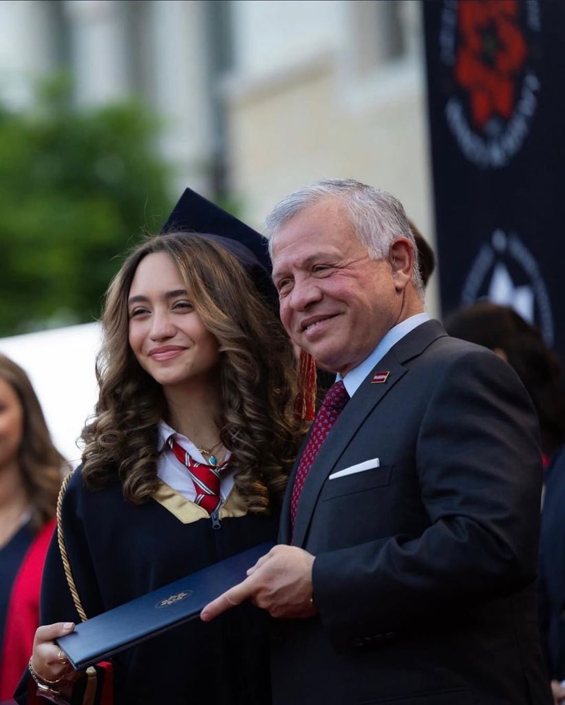 La princesa Jalila Bint Ali posa con su tío, el rey Abdalá de Jordania, el día de su graduación