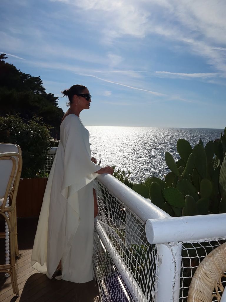 Vicky Martín Berrocal se adelanta al verano con un caftán blanco en Capri, Italia, 2026.