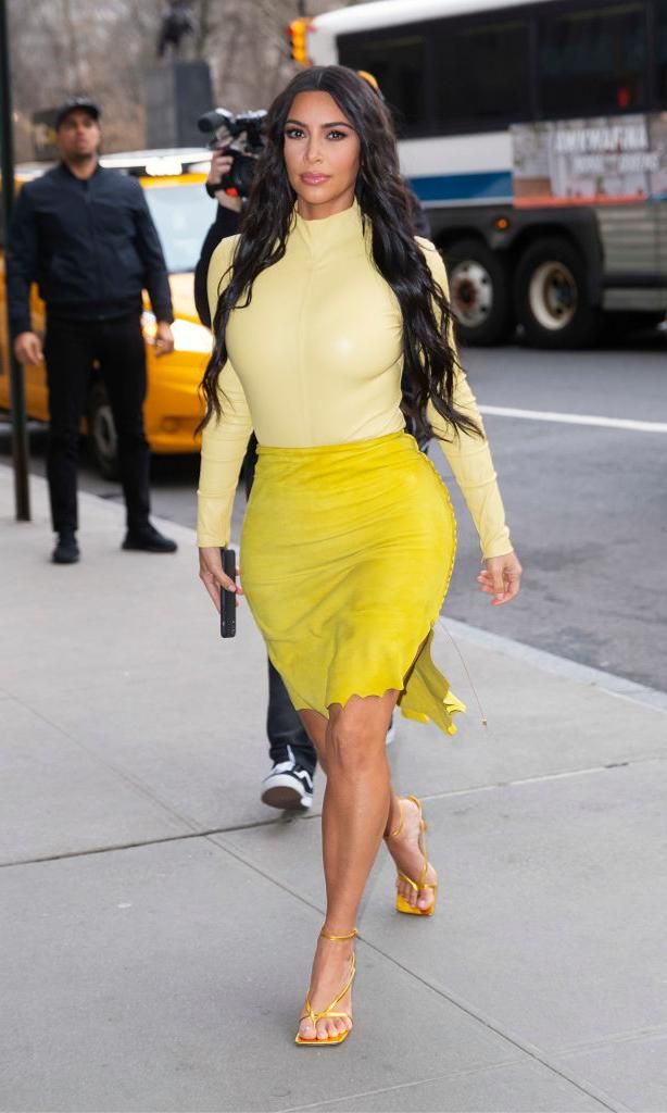 conforma total looks con varias tonalidades de amarillo