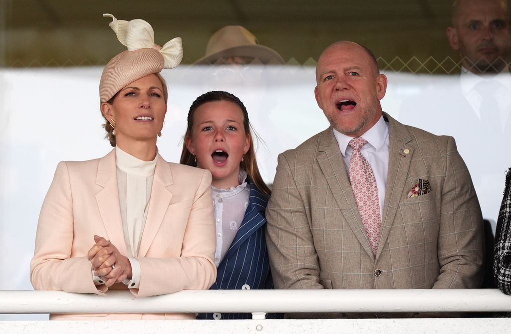 Mike y Zara Tindall, con su hija mayor, Mia, hace un mes en un festival