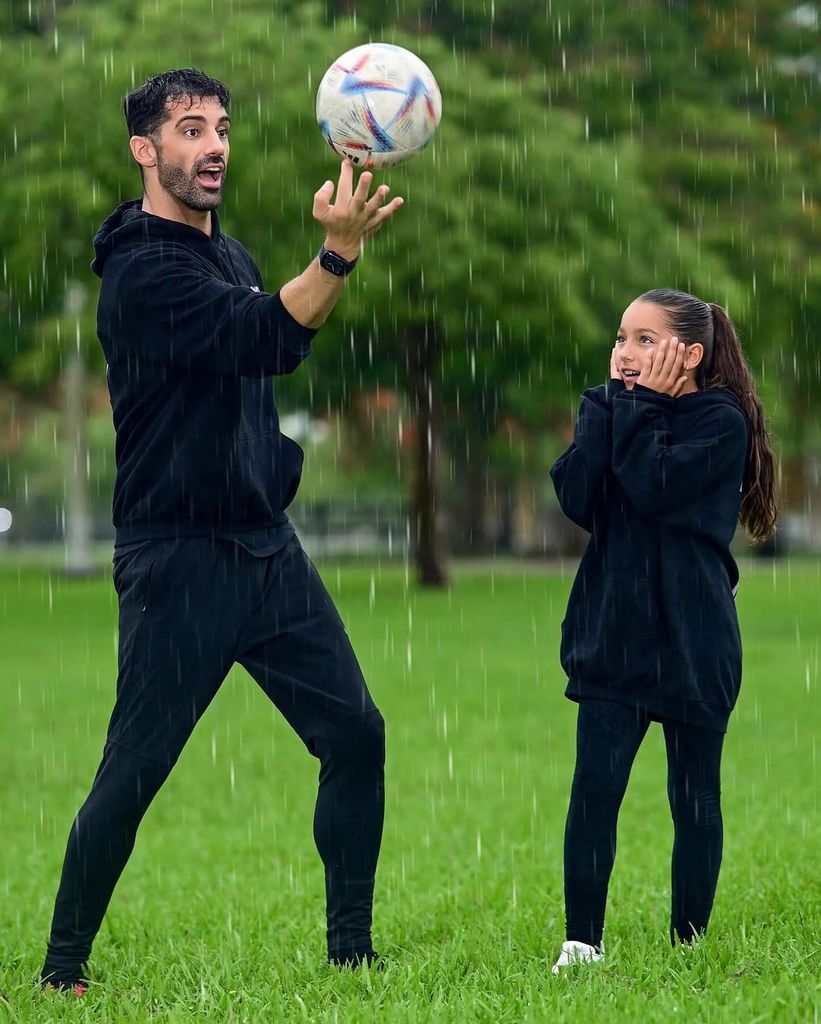 Alaïa y Toni Costa jugando fútbol