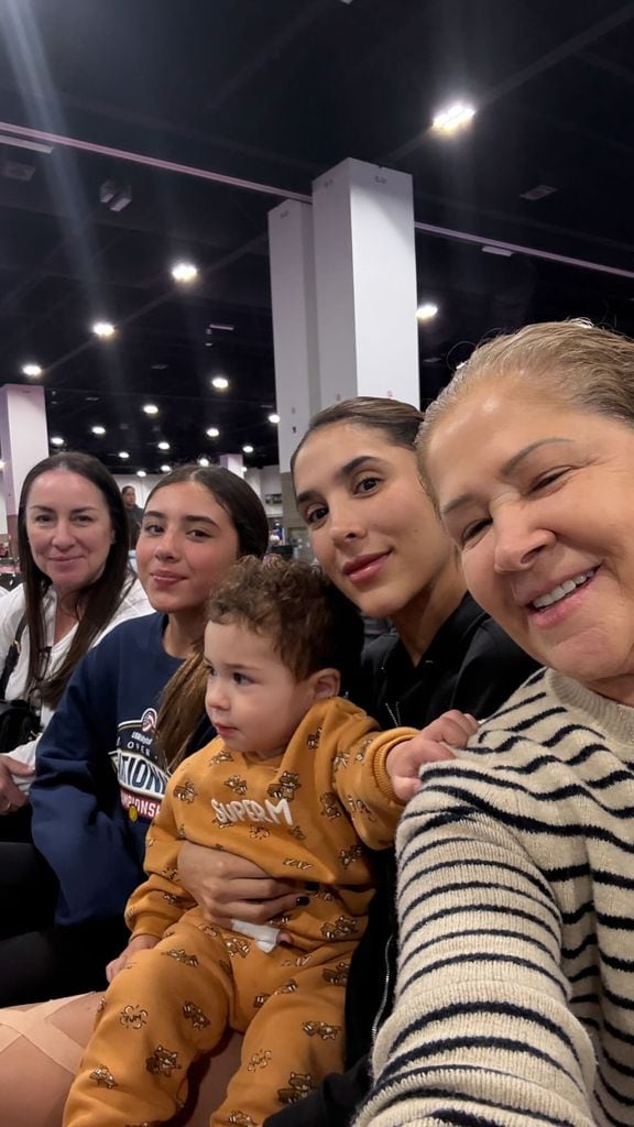 Además de sus hijos, Daniela Ospina contó con el apoyo de su mamá 