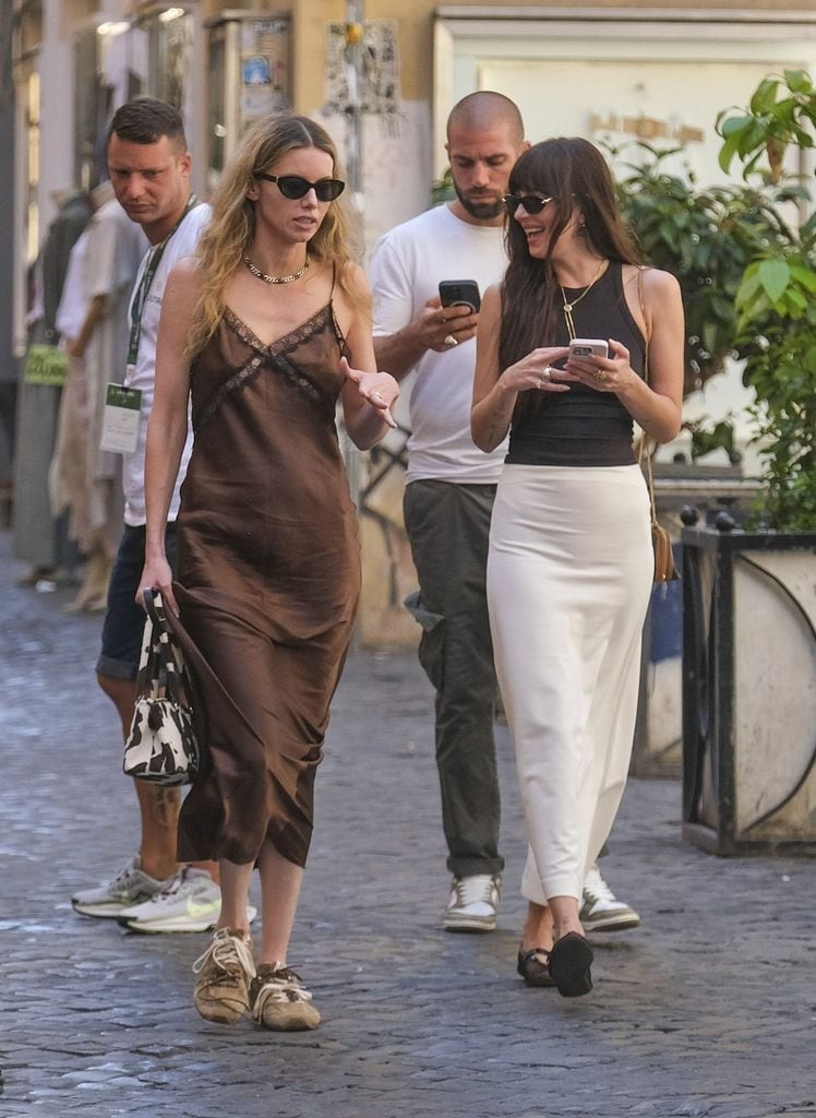 Dakota con amigos en la capital italiana.
