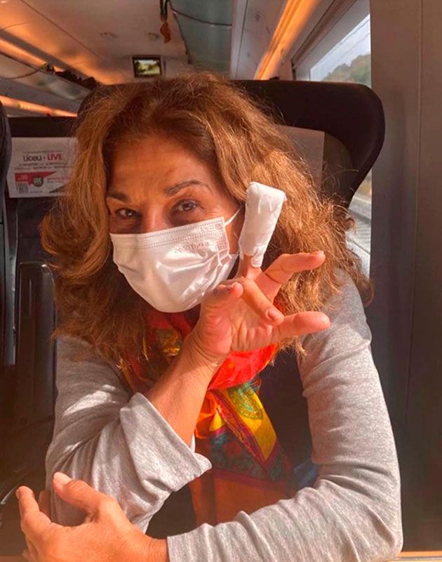 Lolita y su dedo roto