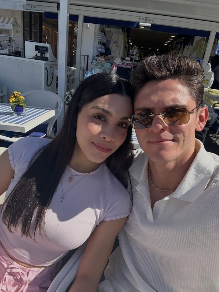 Israel Reyes con su novia Rosalva Burgos.