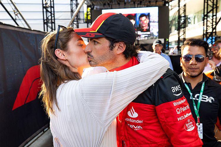 Con su pareja fundiéndose en un beso