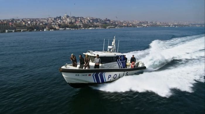 Efectivos policiales por tierra y agua en la operación Seçkin en 'Secreto de familia'