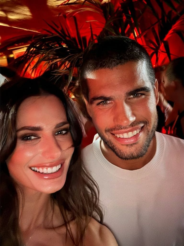 La modelo Brianna Bardhi, junto a Carlos Alcaraz en su fiesta en Chez Margaux