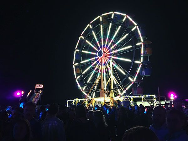 Esta enorme noria iluminó la noche en Coachella con sus luces de neón. El evento, bautizado como Neon carnival, reunió a muchos de los asistentes al festival formando larguísimas colas tanto a la entrada como a la salida.

Imagen: Angela Peterman.
