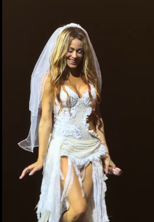 Tini Stoessel se convirtió en una guapa y moderna novia durante su concierto en Guadalajara.