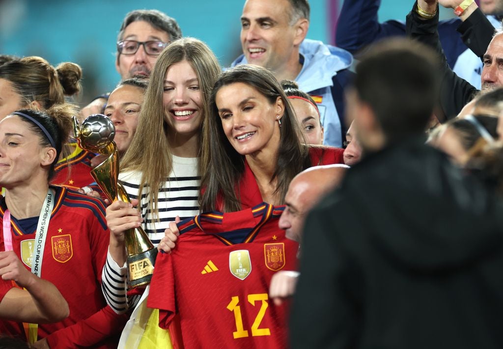 La infanta Sofía con la reina Letizia, cuando la selección femenina de fútbol se proclamó campeona del mundo