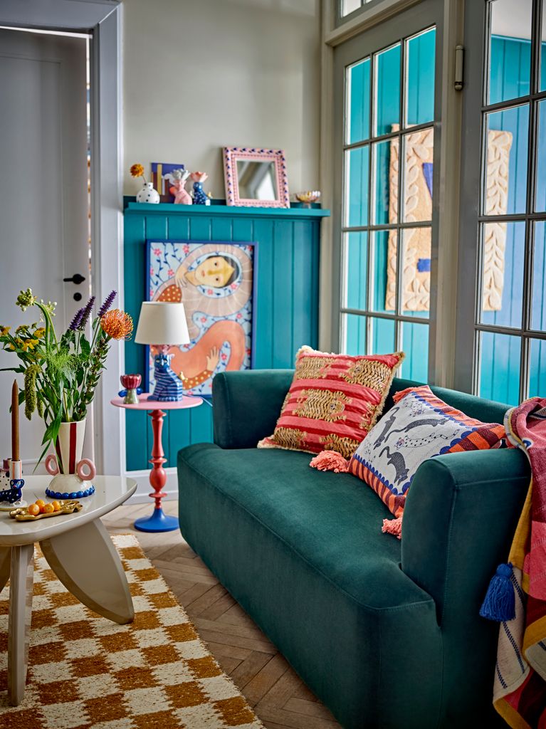 Salón decorado con vivos colores