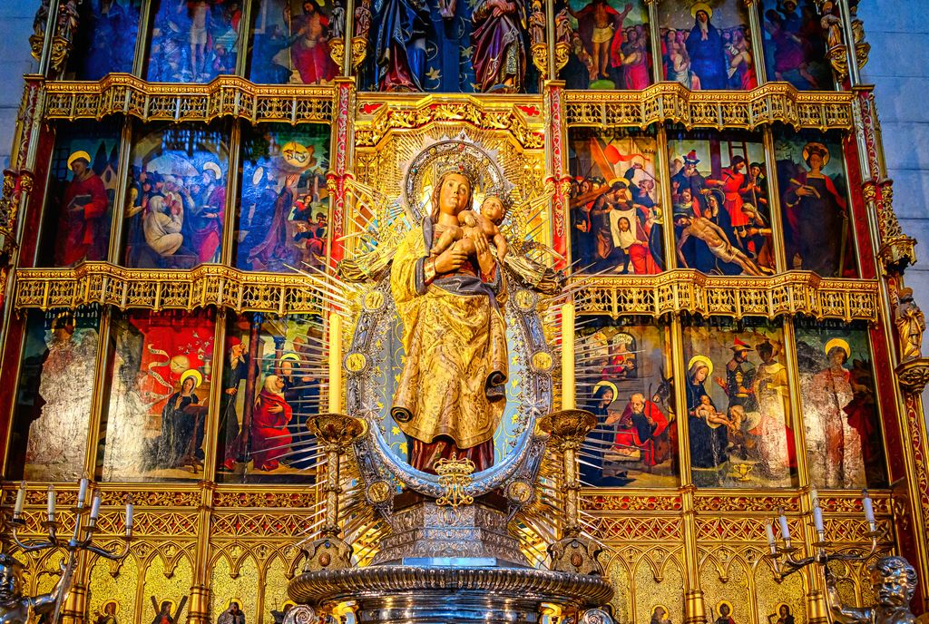 La figura de la Virgen de la Almudena, patrona de Madrid, preside el altar de la catedral que lleva su nombre, uno de los lugares más visitados durante su festividad.