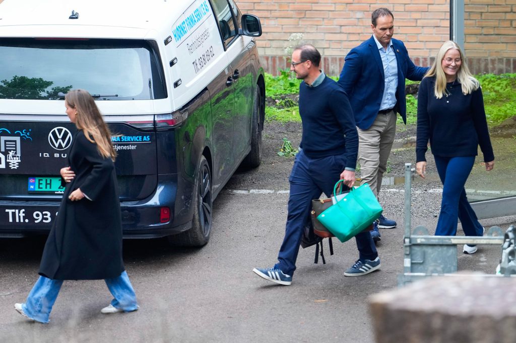El príncipe Haakon y la princesa Mette-Marit llegan con su hija Ingrid Alexandra al Hospital Universitario de Oslo, Rikshospitalet, el 4 de junio de 2026