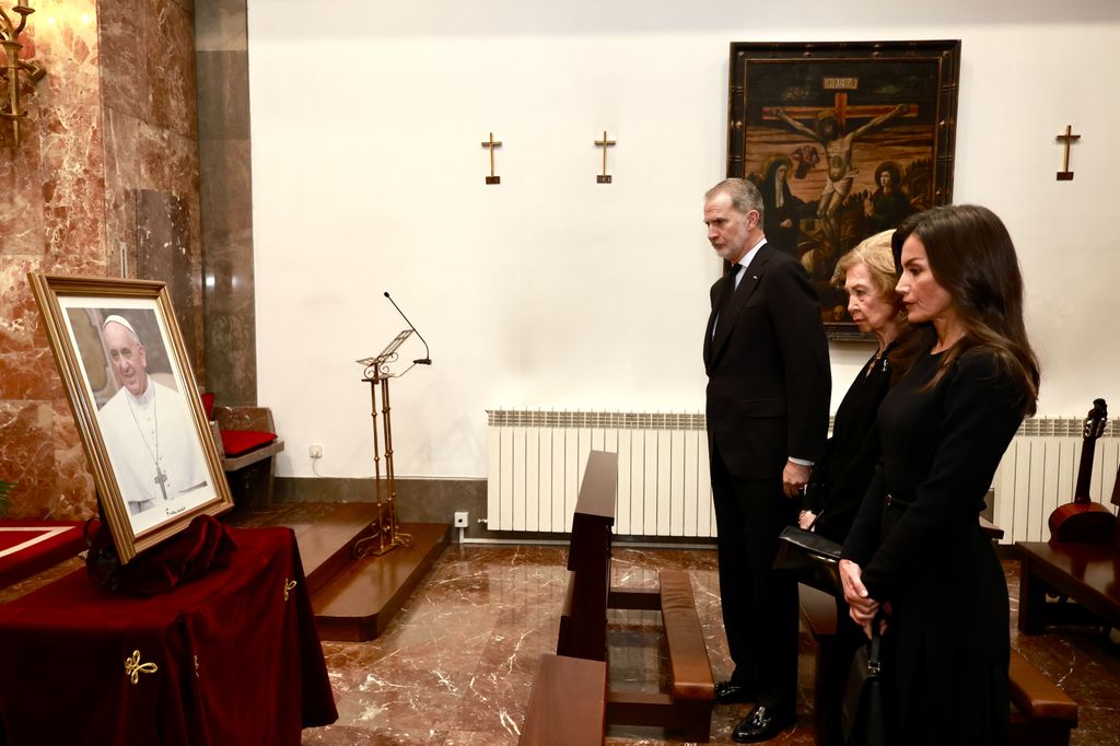 Los reyes Felipe y Letizia y la reina Sofía firmando en el libro de condolencias por el Papa Francisco 