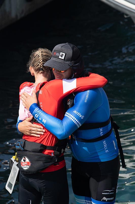 Charlene se abraza a su hermano tras lograr la victoria