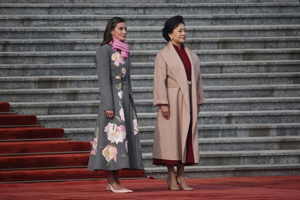 La reina Letizia, junto a la primera dama, Peng Liyuan