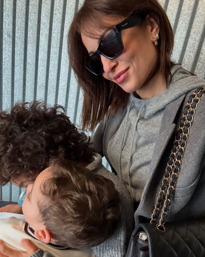 Hiba Abouk con sus dos hijos