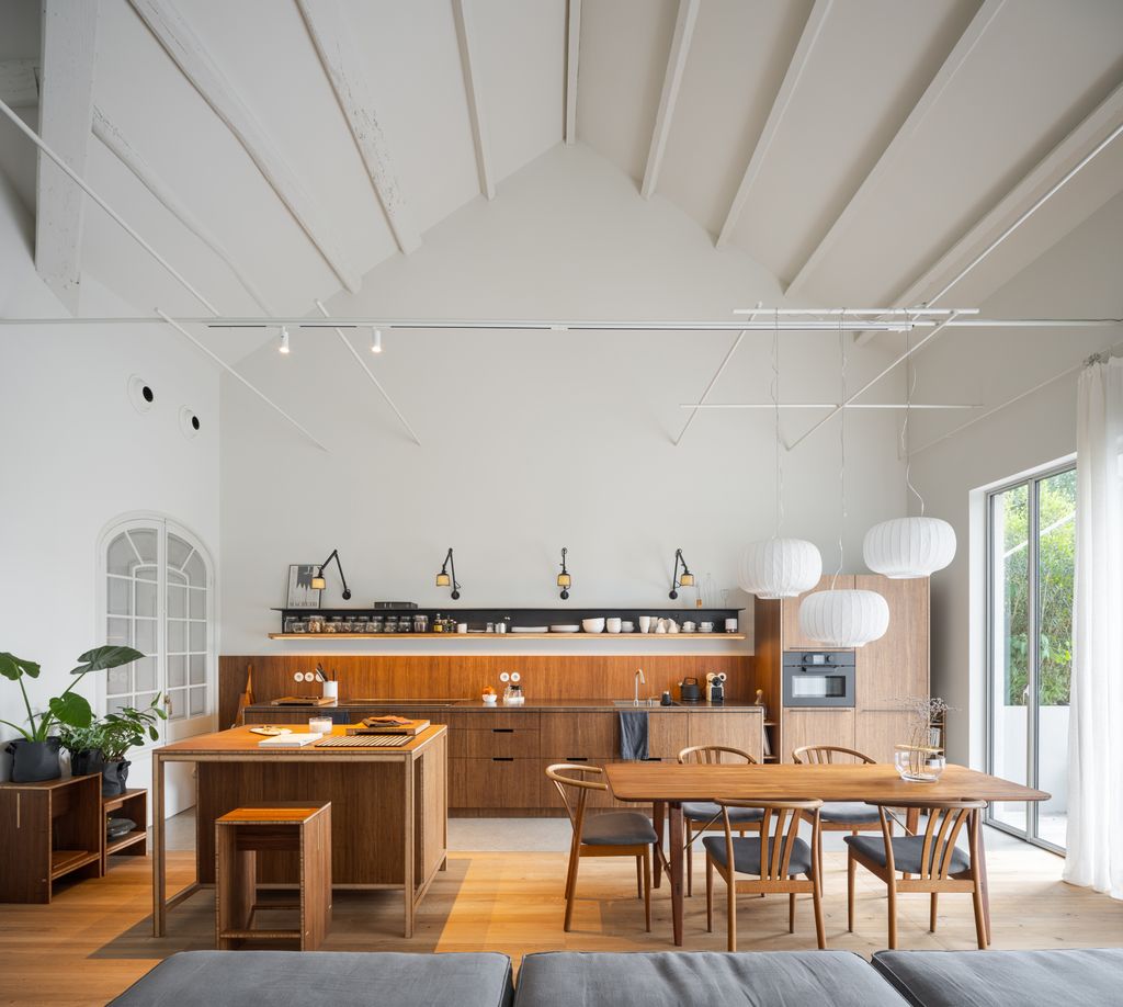 Cocina con isla y comedor comparten espacio con el salón