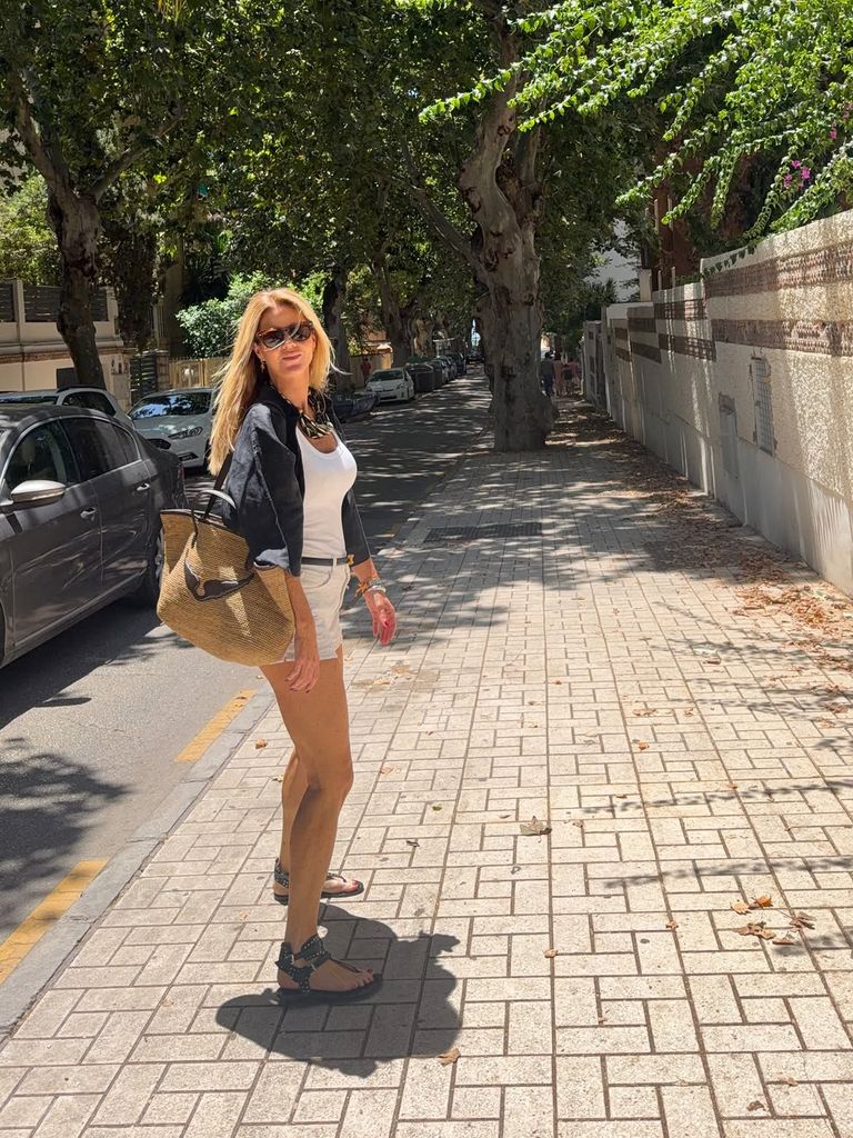 Amelia Bono con look de verano en sus vacaciones en Marbella, 2026.