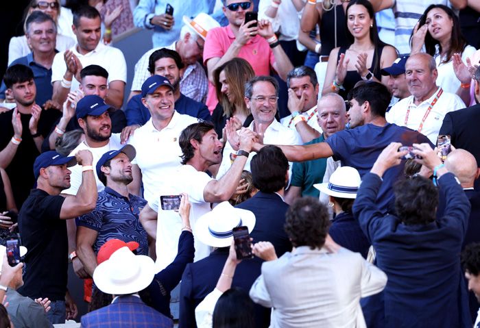 Carlos Alcaraz se choca la mano con Juan Carlos Ferrero