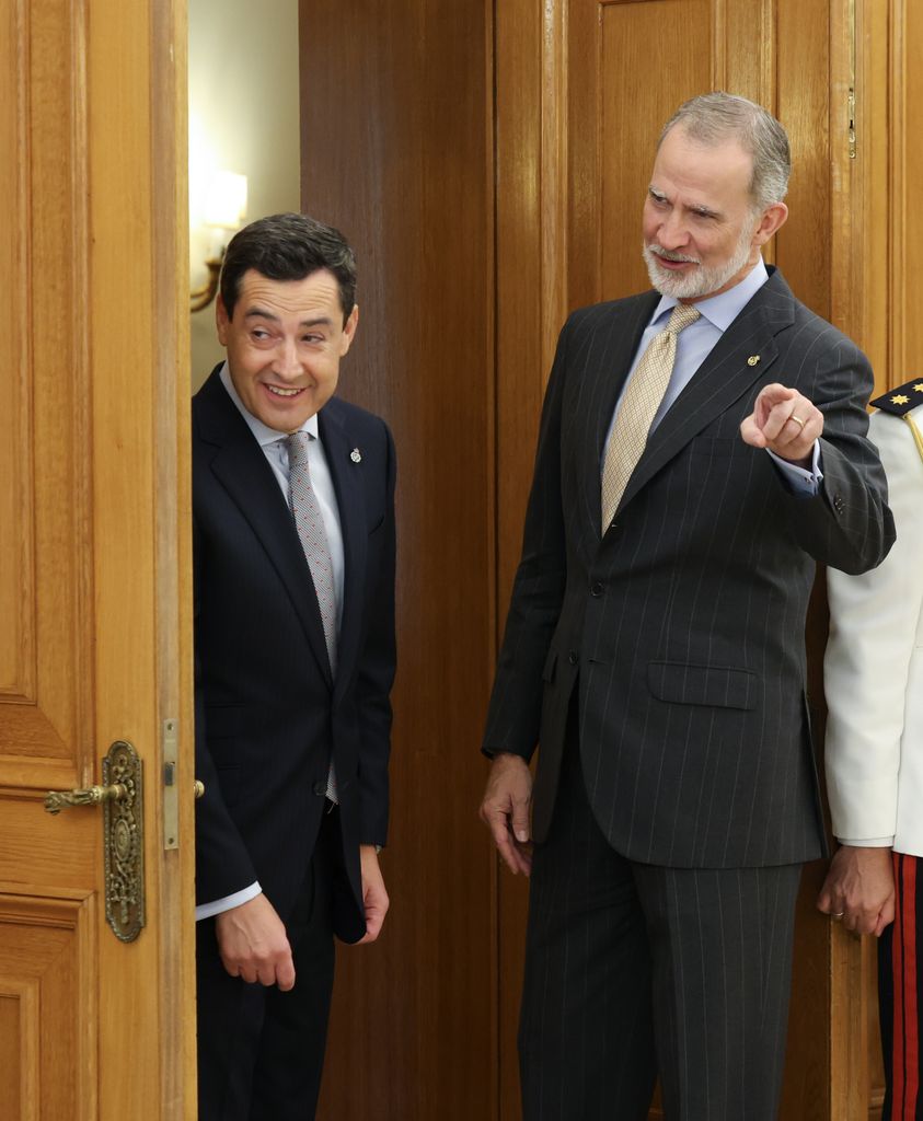 El rey Felipe VI recibe en audiencia al presidente de la Junta de Andalucía, Juan Manuel Moreno Bonilla, en el Palacio de la Zarzuela.