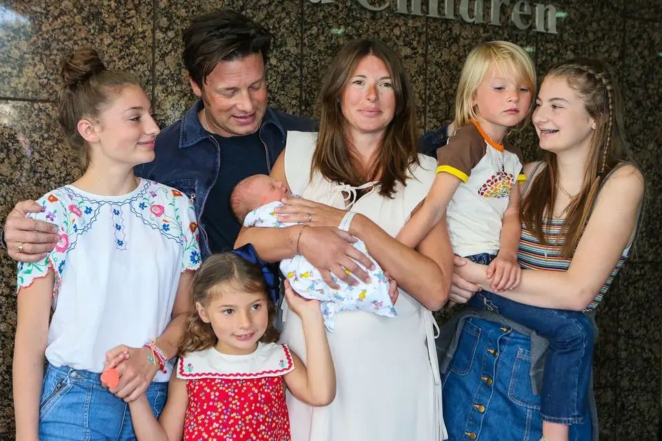 Jamie y Jools con su prole de cinco hijos