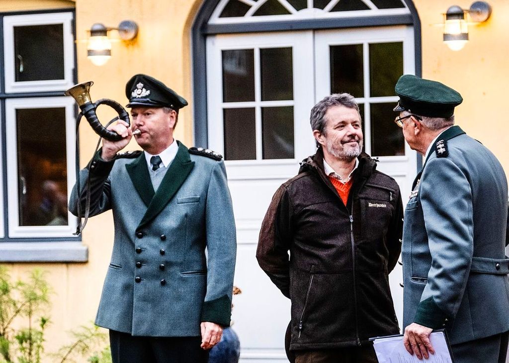 Plano medio de Federico de Dinamarca hablando con un guardia