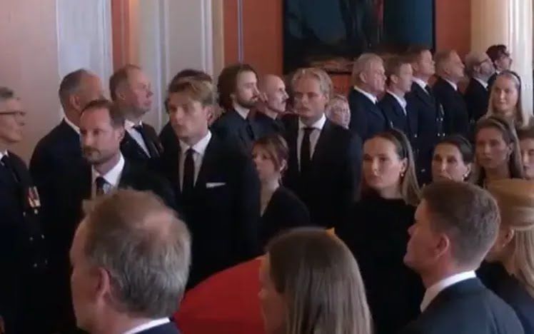Marius Borg presente durante el traslado del cuerpo de Harald V