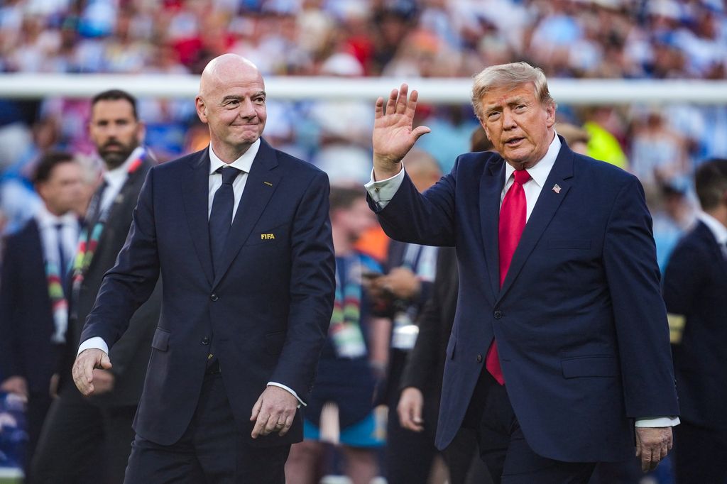 El presidente de la FIFA, Gianni Infantino, con el presidente de los Estados Unidos Donald Trump en el campo del Estadio Nueva York Nueva Jersey.
