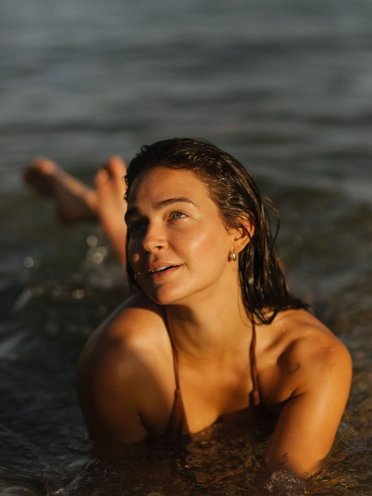 Laura Escanes confiesa sentirse "una sirena en la orilla"