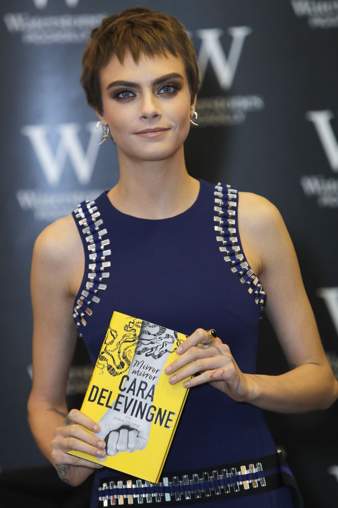 Cara durante la firma de autógrafos de su libro “Mirror, Mirror”.