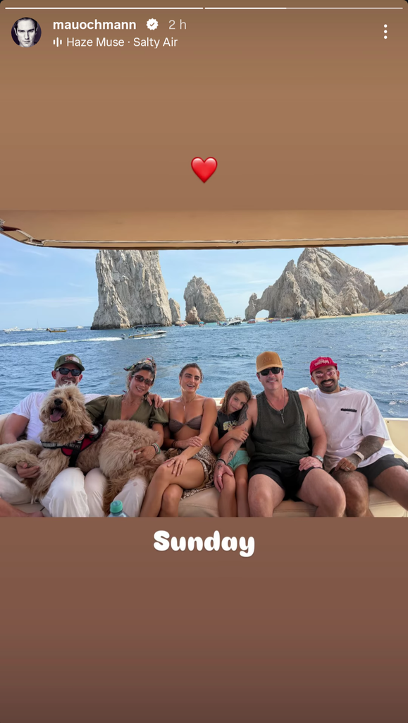 Aislinn Derbez y Mauricio Ochmann se dejaron ver felices paseando en Los Cabos con su hija Kailani y algunos amigos.