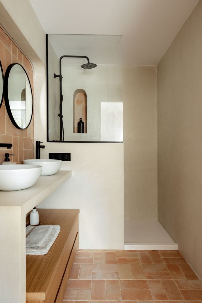 Cuarto de baño con mueble de obra