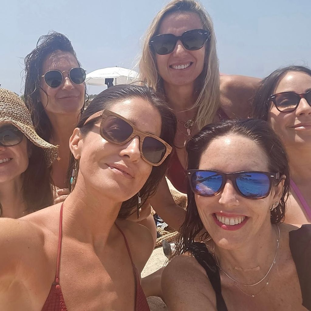 El viaje de Isabel Jiménez a Formentera con sus amigas reabre las preguntas sobre su matrimonio