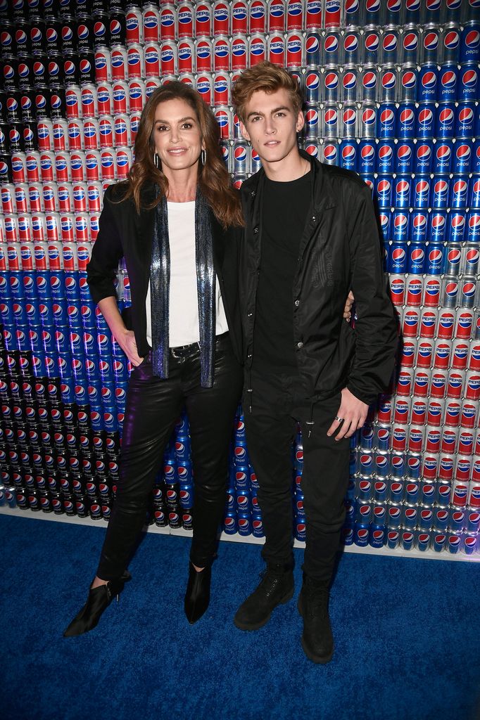 Cindy Crawford y su hijo Presley Gerber durante el evento Pepsi Generations Live Pop-Up, celebrado el 2 de febrero de 2018 en Minneapolis, Minnesota