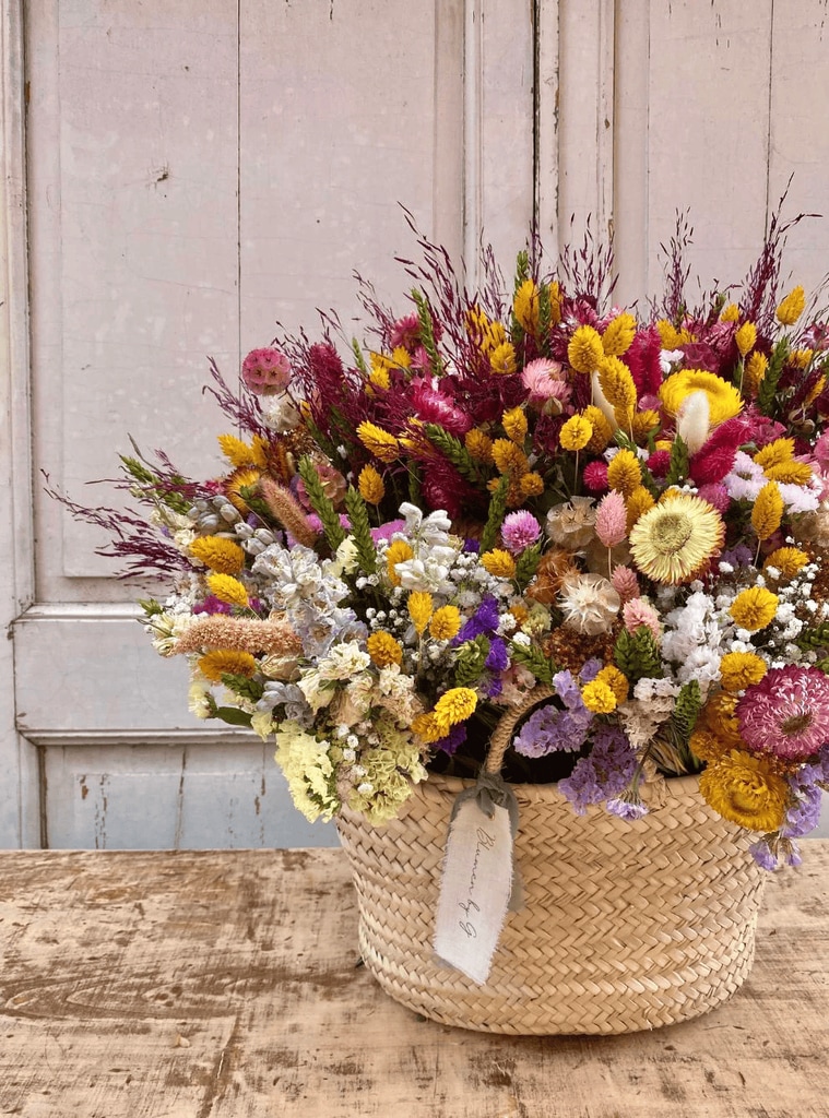 Ramo de flores preservadas en un cesto