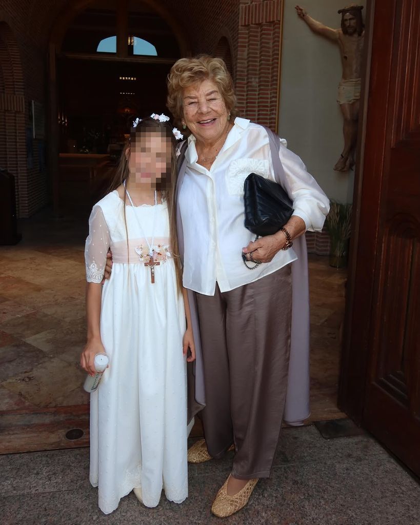 Francesa Simeone junto a su abuela paterna el día de su comunión.