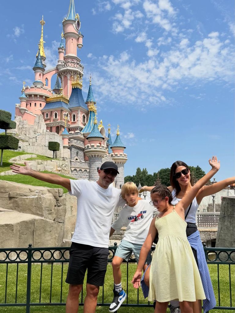 Xavi Hernández, con su mujer y sus hijos en Eurodisney