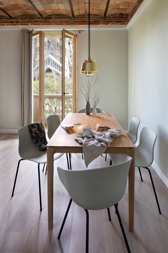 Comedor de líneas depuradas en un piso con vistas a la Sagrada Familia de Barcelona